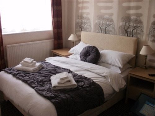 Hotel The Crown And Cushion à Windsor Extérieur photo
